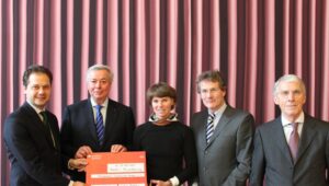 Der Geschäftsführende Vorstand des Städelschen Museums-Verein übergibt dem Städel einen Scheck in Höhe von drei Millionen Euro. Auf dem Foto: Max Hollein, Prof. Dr. h. c. mult. Nikolaus Schweickart, Sylvia von Metzler, Priv.-Doz. Dr. Andreas Schmidt-Matthiesen,  Dr. Gerhard Hess (v. l.)