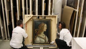 Im Depot wird Botticellis „Simonetta“ aus der eigens für das Gemälde angefertigten Klimakiste entnommen. Foto: Städel Museum