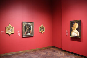 Neben dem Idealbildnis hängen nun Mantegnas „Evangelist Markus“ (links Mitte) und die beiden Verkündigungstafeln von Crivelli. Foto: Städel Museum