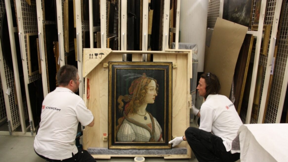 Im Depot wird Botticellis „Simonetta“ aus der eigens für das Gemälde angefertigten Klimakiste entnommen. Foto: Städel Museum