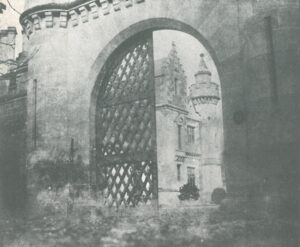 Tor vor Schloss Abbortford aus "Sun Pictures in Scotland"