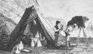 Laborzelt mit Einrichtung für den Landschaftsfotografen, Holzstich, um 1860