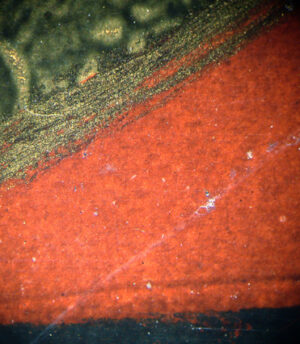 Vidal, „Plat de Charles V“, Detail: Unter dem Mikroskop erkennbare, leicht zerkratzte Firnisschicht, die die Druckschichten wie Eis versiegelt. Foto: Städel Museum