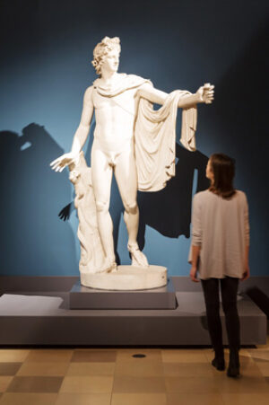 Antonio Vanni (1781–1851?); Apoll vom Belvedere, nach 1866 und vor 1903 (?); Gipsabguss, 235 × 150 × 100 cm; Marburg, Philipps-Universität, Archäologisches Seminar; Foto: Norbert Miguletz