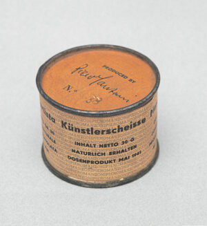 Werk des Monats August: "Künstlerscheiße" von Piero Manzoni. 
Merda d’artista N.° 038 (Künstlerscheiße N. 038), 1961
Privatsammlung
© Fondazione Piero Manzoni, Milano, by VG Bild-Kunst, Bonn 2013