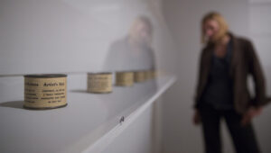 Was befindet sich nun tatsächlich in den akkurat verschlossenen Dosen, Herr Manzoni?
© Fondazione Piero Manzoni, Milano, by VG Bild-Kunst, Bonn 2013. Foto: Alex Kraus