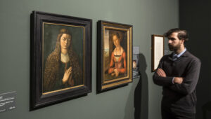 Dürers rätselhafte junge Frauen aus dem Jahr 1497: die Gemälde „Bildnis einer jungen Frau mit offenem Haar“ und „Bildnis einer jungen Frau mit aufgestecktem Haar“ (v.l.n.r.). Foto: Norbert Miguletz