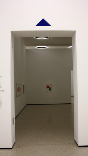 Blaues Dreieck über einer Tür: Nach der Anbringung im Städel