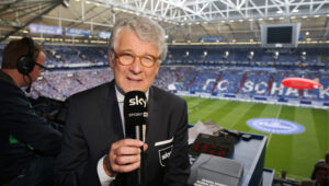 Arbeitsplatz Stadion: Marcel Reif in seinem Element.