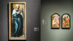 Ausstellungsansicht: Links Dürers „Maria als Schmerzensmutter“ (1496/98(?)) aus der Alten Pinakothek in München.