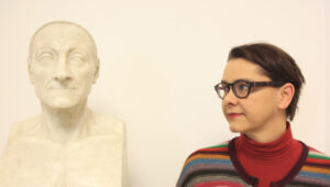 Neben Museumsstifter Johann Friedrich Städel im Foyer: Katja Hilbig, die Leiterin des Ausstellungsdienstes