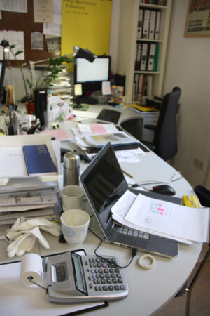 Ziwschen Registierkasse, weißen Hanschuhen und Excell-Tabellen: am Arbeitsplatz von Katja Hilbig
