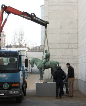 Millimetergenau: Wenn ein Werk seinen Standort ändert, ist der Ausstellungsdienst immer mit dabei, hier im Städel Garten.