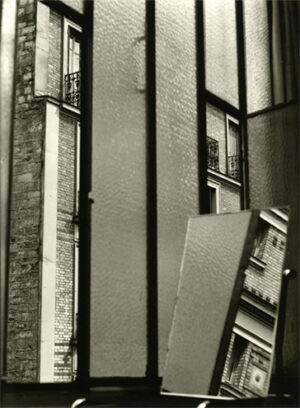 Der gebrochene, reflektierte Blick ist charakteristisch für das Werk der Schülerin von Lázló Moholy-Nagy. Florence Henri (1893–1982); Pariser Fenster, 1929; Silbergelatine-Abzug (Abzug 1974); erworben 2013 als Schenkung von Annette und Rudolf Kicken. Städel Museum, Frankfurt am Main.