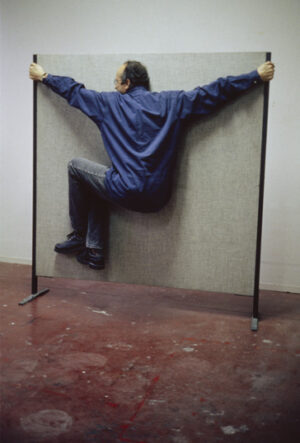 Erwin Wurm (*1954); One Minute Sculptures, 1997; c-print, 45 x 30 cm; Courtesy: Centre Georges Pompidou, Paris; FRAC Limousin, Limoges; Foto: Studio Wurm; © VG Bild-Kunst, Bonn 2014