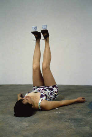 Erwin Wurm (*1954); One Minute Sculptures, 1997; c-print, 45 x 30 cm; Courtesy: Centre Georges Pompidou, Paris; FRAC Limousin, Limoges; Foto: Studio Wurm; © VG Bild-Kunst, Bonn 2014