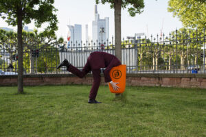 Ausstellungsansicht „Erwin Wurm: One Minute Sculptures“, Städel Museum, 2014; © Studio Wurm / VG Bild-Kunst, Bonn 2014, Foto: Katrin Binner