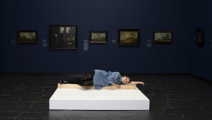 Ausstellungsansicht „Erwin Wurm: One Minute Sculptures“, Städel Museum, 2014; © Studio Wurm / VG Bild-Kunst, Bonn 2014, Foto: Katrin Binner