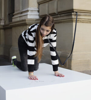 Die „One Minute Sculpture“ von Erwin Wurm „Einmal Hund sein“ ist direkt vor dem Haupteingang des Städel Museums platziert. Foto: Katrin Binner