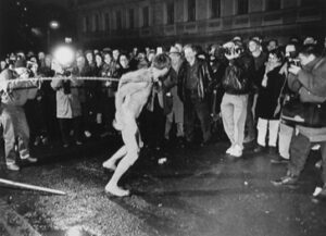 Kritische Hinterfragung von Kunstpolitiken: Oleg Kulik, The Mad Dog Performance, 1994