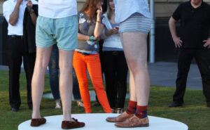 Hosen aus und selbst zur Skulptur werden! Dieser Anweisung folgten die beiden Teilnehmer sofort.