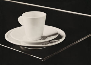 Eine Tasse ist eine Tasse ist eine Tasse.
Hans Finsler (1891-1972), Tasse, Untertasse, Teller, Silbergelatine-Abzug auf Barytpapier, erworben 2011 von Uta und Wilfried Wiegand, Eigentum des Städelschen Museums-Verein e.V.