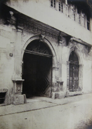 Carl Friedrich Mylius (1827–1916); Frankfurt am Main: Seitenportal des Hauses Limpurg in der Limpurger Gasse, ca. 1863; Albuminpapier auf Karton; Städel Museum, Frankfurt am Main