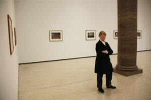 Umgeben von ihren Fotografien: Candida Höfer im Metzler-Foyer. Foto: Städel Museum