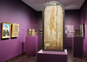 Abgearbeitete „Rückseite“, ehemals die Innenseite eines Flügelaltars mit Goldbrokat-Imitat und schreitender Relief-Figur. Foto: Städel Museum