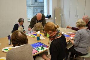 Arbeiten mit verschiedenen Materialien: Nach den Gesprächen über die Werke, erwartet die Teilnehmer in den Ateliers ein künstlerischer Workshop. Foto: Städel Museum