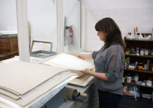 Anna Motz beim Sichten von Druckgrafiken