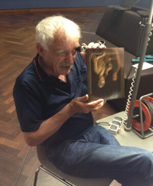 Peter Klein misst die Jahrringe eines deutschen Barockgemäldes des späten 18. Jahrhunderts: Johann Andreas Herrlein, Frau und junger Mann am Fenster, um 1770-80, 23,4 x 20,9 cm, Städel Museum, Frankfurt am Main. Foto: Städel Museum