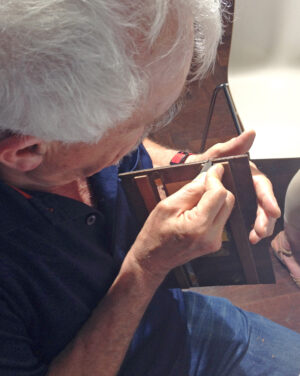 Sorgfalt zählt: Die rückseitige Kante eines Tafelbildes wird abgetragen. Foto: Städel Museum
