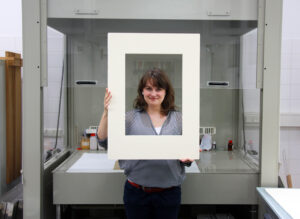 Im Passepartout: Papierrestauratorin Anna Motz