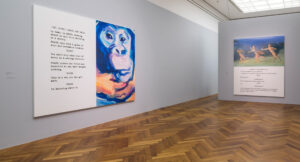 Inhaltlich angesiedelt in unmittelbarer Nähe zur Kunstmesse Art Basel: Das Werk „Frank nurses the drink“ ist links zu sehen. Foto: Städel Museum