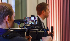 Stabil: Um eine ideale Übertragung zu gewährleisten, wurde das Smartphone auf ein Schulterstativ geschraubt und der Ton über externe Mikrophone eingespeist. Foto: Städel Museum