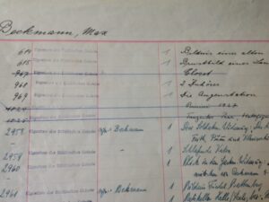 Temporär „wieder zu Hause“: Blick in die alten Inventarblätter der Graphischen Sammlung des Städel, in der die Zeichnung „Rimini“ von Max Beckmann aus dem Verzeichnis herausgestrichen wurde.