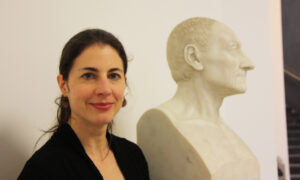 Provenienzforscherin Iris Schmeisser vor der Büste von Museumsstifter Johann Friedrich Städel. Foto: Städel Museum