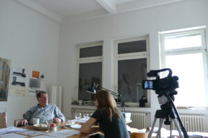 Im Studio: Künstler Franz Erhard Walther im Gespräch mit Franziska Leuthäußer im September 2015. Foto: Städel Museum