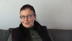 Die Künstlerin und Kunstprofessorin Ulrike Rosenbach während ihres Gesprächs für das Forschungsprojekt im Januar 2016 in Roderath. Foto: Städel Museum