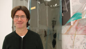 Rote Fäden zeigen und Verbindungen aufmachen: Sammlungsleiter Martin Engler vor der Arbeit „Wind I (David)“ von Isa Genzken. Foto: Städel Museum