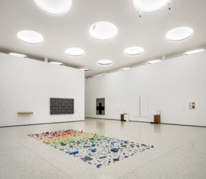 Auf dem Boden findet sich die neu erworbene Arbeit „Spectrum“ des britischen Bildhauers Tony Cragg, im Hintergrund an der Wand die 2008 angekaufte Arbeit „Untitled (Furniture Sculpture)“ von John Armleder aus dem Jahr 1986. Foto: Städel Museum