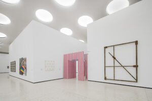 Blick in die Gartenhallen: Anhand des Bestands sollen Themen wiedererkennbar gemacht und verschiedene Lesarten der Gegenwartskunst angeboten werden. Foto: Städel Museum