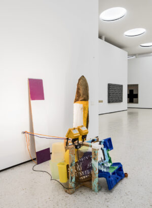 Das Prozesshafte, Unfertige steht im Vordergrund: Jessica Stockholder, #358, 2001; Mischtechnik, 180,3 cm x 185,4 cm x 144,8 cm; Städel Museum, Frankfurt am Main, erworben 2015 aus Mitteln des Städelkomitees 21. Jahrhundert. Eigentum des Städelschen Museums-Vereins e.V.; © Jessica Stockholder, Foto: Städel Museum