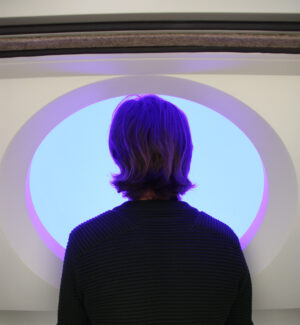 In der opaken Lichtkuppel: Martin Engler „testet“ die Arbeit „Paluka“ von James Turrell. Foto: Städel Museum.