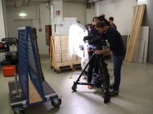 Regisseur, Produzent, Kameramann, Ton, Licht, Maske, Runner, Fahrer und Filmcatering: knapp 20 Leute beschlagnahmen beim Dreh in Windeseile das Städel. Foto: Städel Museum