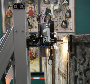 Tiefe Einblicke: Der Messkopf des Jetstream M6 scannt mit einem geringen Abstand die unebene Schreinoberfläche