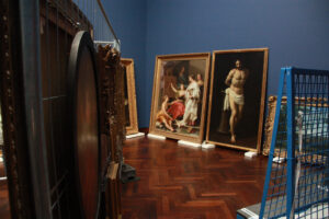 Neues Miteinander während der Umhängungsarbeiten: In dem Raum, der zuvor unter anderem die Gemälde der Franzosen Poussin, Lorrain, Watteau und Chardin beherbergte, wurde es zeitweilig etwas eng.