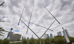 George Rickeys „Four Lines Oblique Gyratory“ (1972 / VG Bild-Kunst) vor der Frankfurter Skyline. Zu verdanken hat das Städel die Skulptur einer sehr großzügigen und engagierten Mäzenin, deren Anliegen es ist, das Museum und – ganz im Sinne des Museumsstifters – ihre Mitbürger zu beschenken.