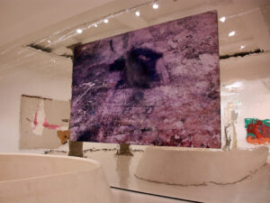 Leicht hängt das große Schnabel-Werk "Untitled" (2015) vor der Spiegelmosaik-Wand John M. Armleders im Metzler-Foyer.